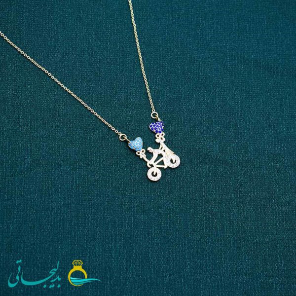 گردنبند- گردن آویز طلایی- طرح زوج و دوچرخه- نگین دار رنگی